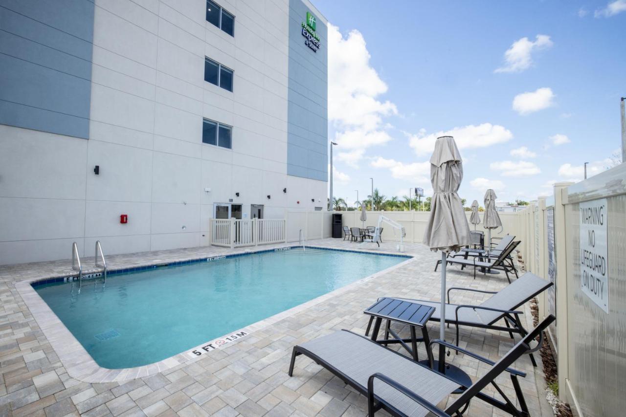 Holiday Inn Express & Suites Tampa Stadium - Airport Area By Ihg Экстерьер фото