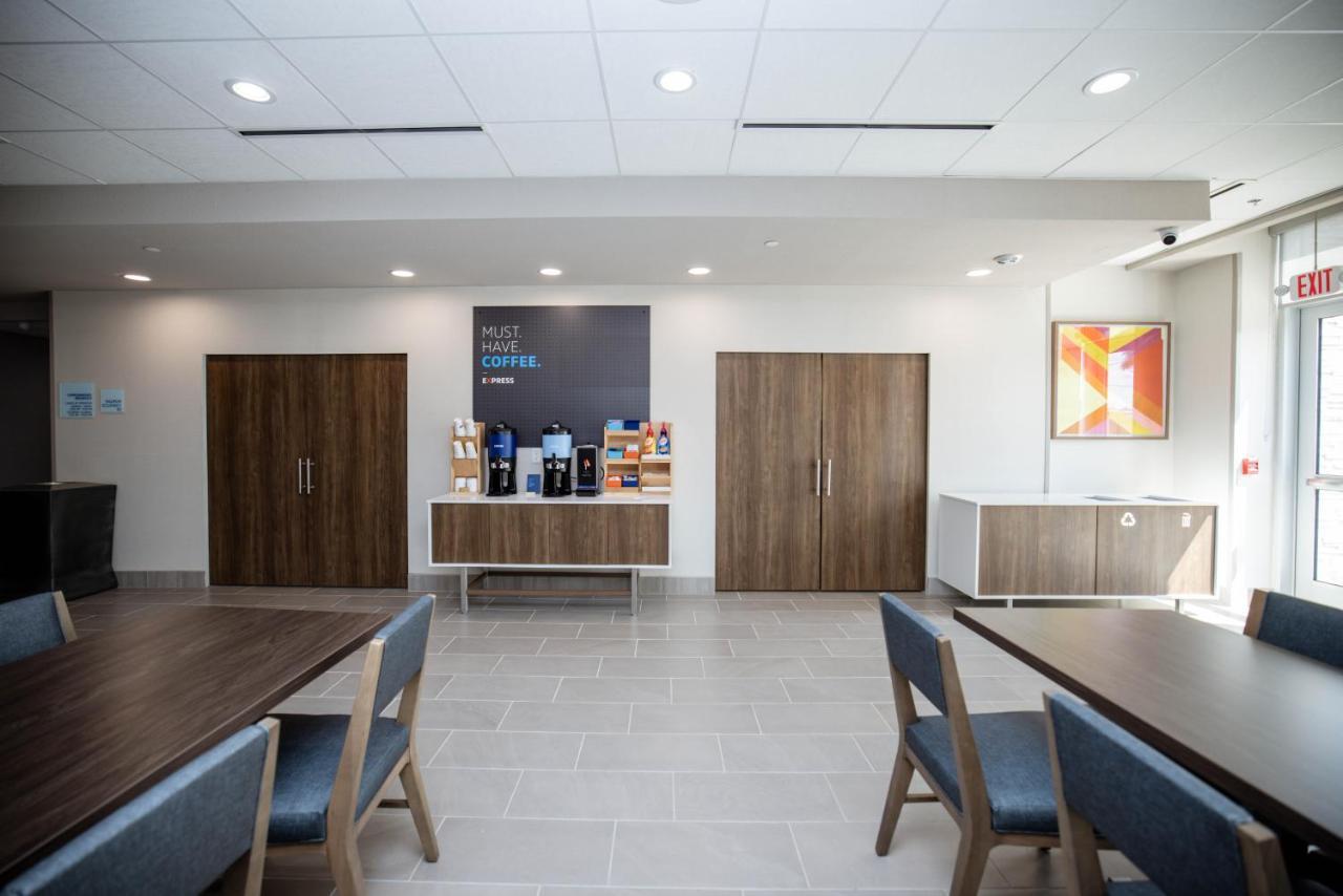 Holiday Inn Express & Suites Tampa Stadium - Airport Area By Ihg Экстерьер фото