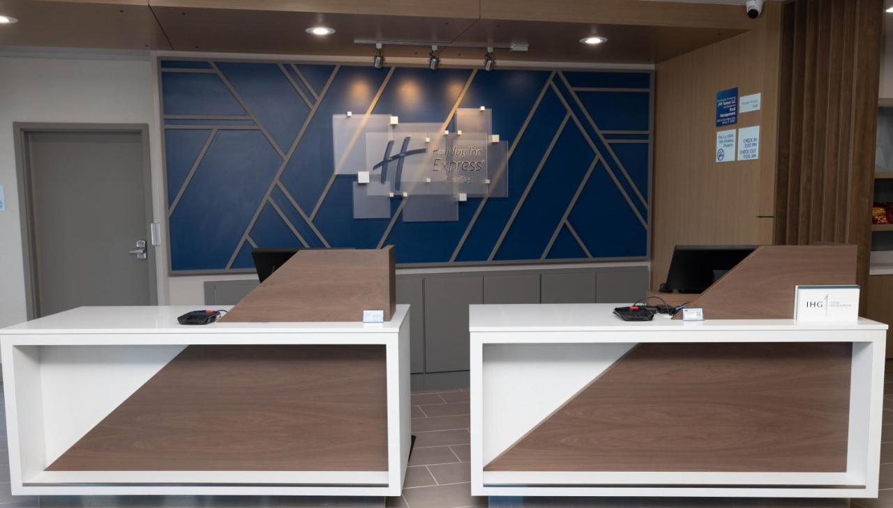 Holiday Inn Express & Suites Tampa Stadium - Airport Area By Ihg Экстерьер фото