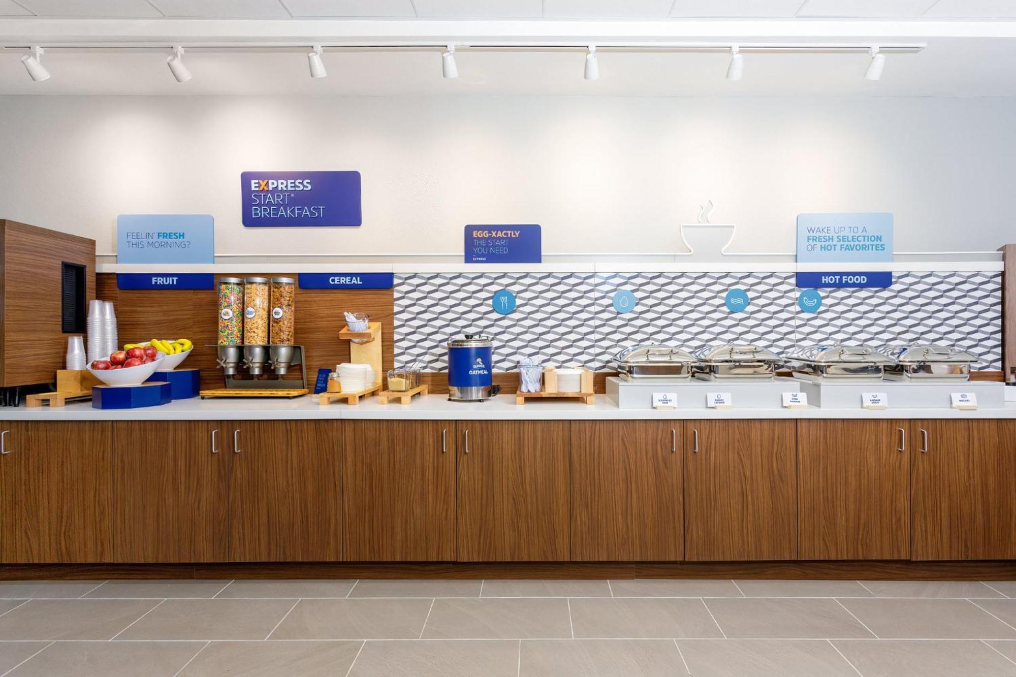 Holiday Inn Express & Suites Tampa Stadium - Airport Area By Ihg Экстерьер фото