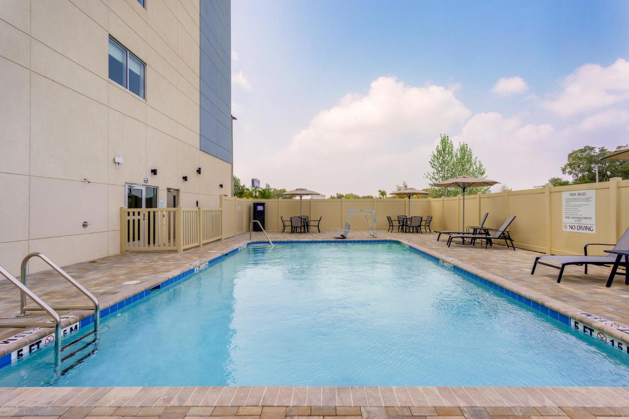 Holiday Inn Express & Suites Tampa Stadium - Airport Area By Ihg Экстерьер фото