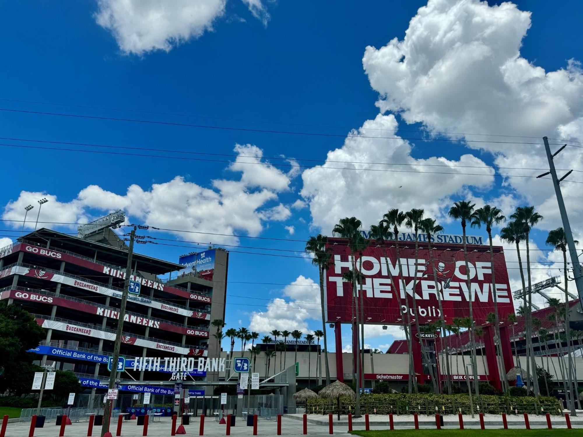 Holiday Inn Express & Suites Tampa Stadium - Airport Area By Ihg Экстерьер фото